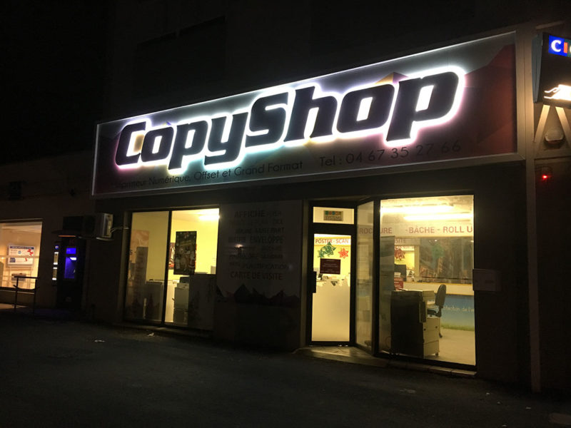 Copy-Shop enseigne en lettres reliefs évclairée