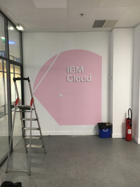 IBM signalétique de zone en lettres découpées et peinture