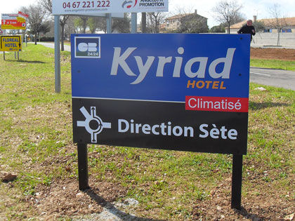 Kyraid signalétique, panneau directionnel