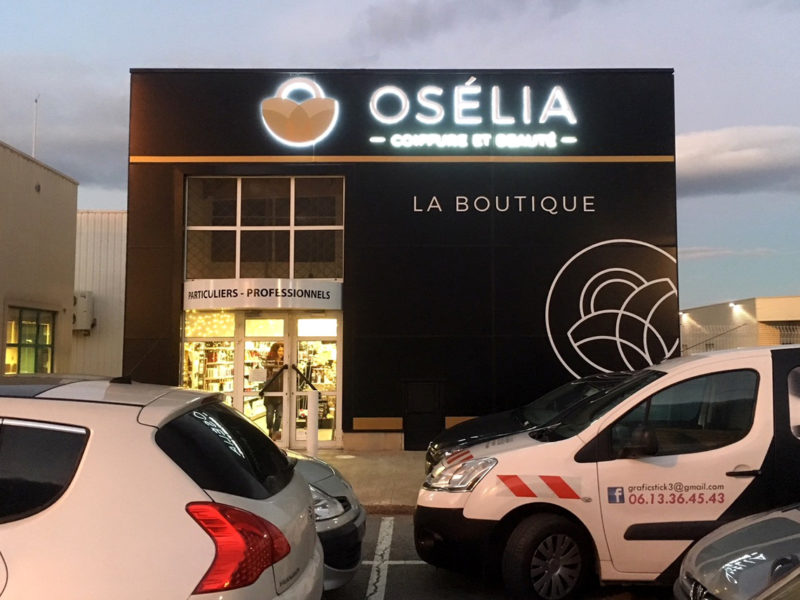 Enseigne lumineuse et habillement de façade - Osélia