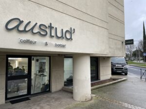 Enseigne en lettres reliefs en PVC pour coiffeur