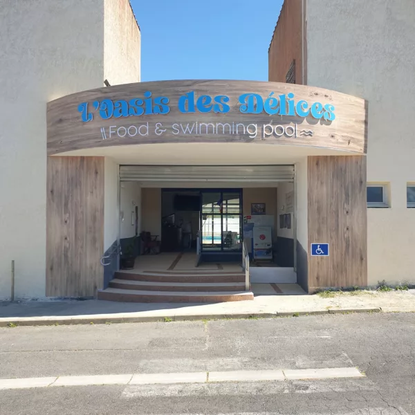 devanture avec enseigne sur entretoise pour un restaurant piscine