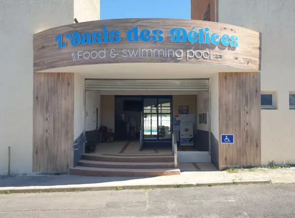 devanture avec enseigne sur entretoise pour un restaurant piscine
