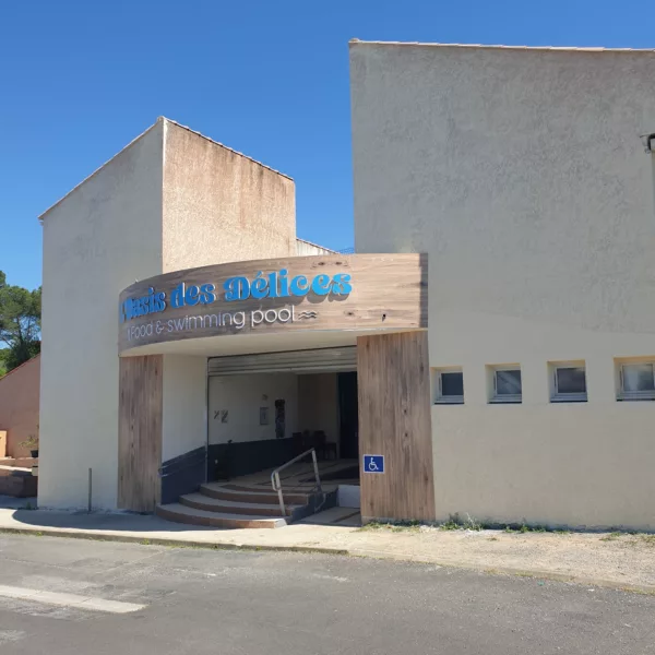 devanture avec enseigne sur entretoise pour un restaurant piscine