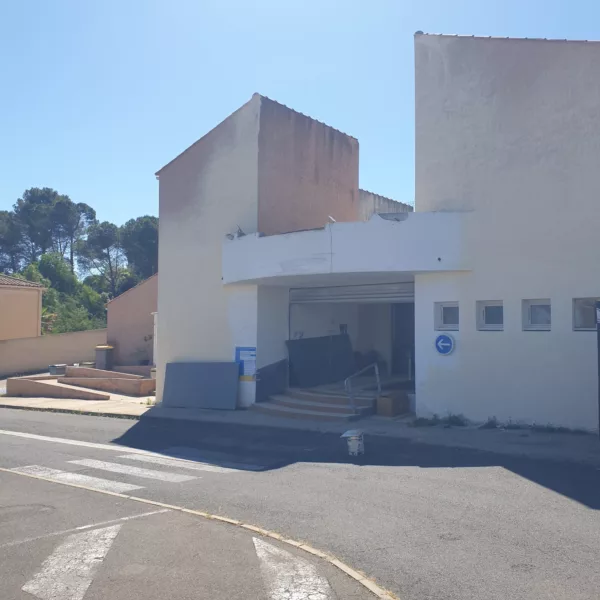 avant d'une devanture avec enseigne sur entretoise pour un restaurant piscine