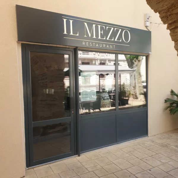 devanture de restaurant en dibond