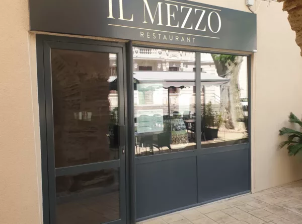 devanture de restaurant en dibond